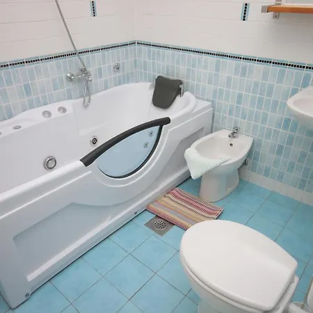 With A Swimming Pool - 3358 * 乌马格