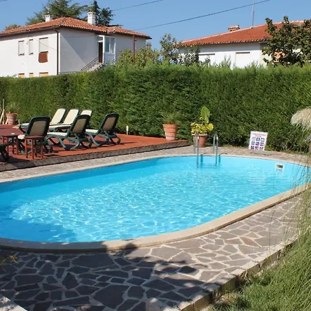 With A Swimming Pool - 3358 Apartman Umag